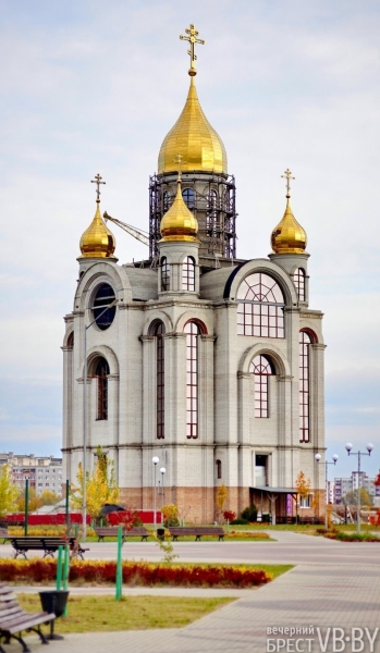 В Бресте парк 1000-летия залит осенними красками. Фоторепортаж