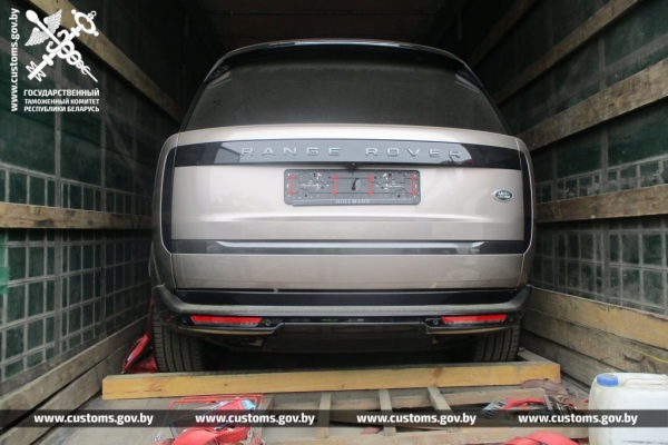 Эти премиальные машины везли через Беларусь в Казахстан, но таможенники заподозрили неладное Эти премиальные машины везли через Беларусь в Казахстан, но таможенники заподозрили неладное