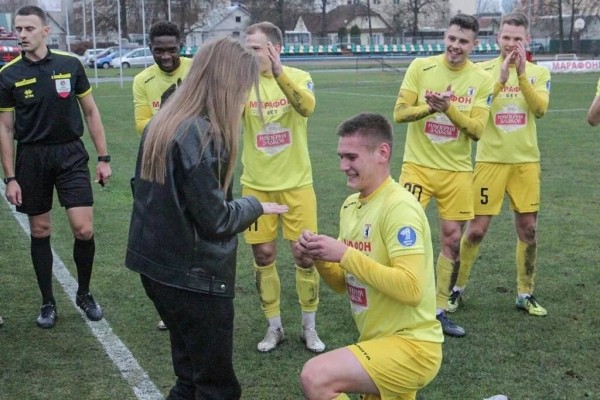 Предложение прямо на поле: чем закончилась футбольная история любви? Предложение прямо на поле: чем закончилась футбольная история любви?