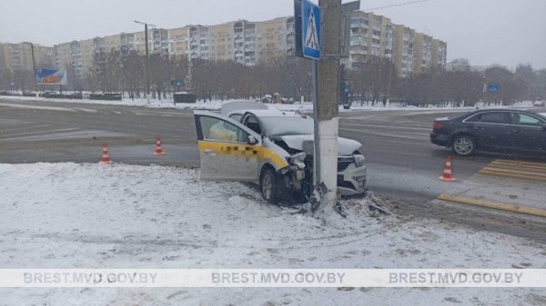 Водитель такси в Барановичах, уходя от столкновения, врезался в столб