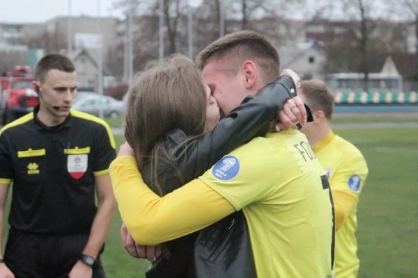 Предложение прямо на поле: чем закончилась футбольная история любви? Предложение прямо на поле: чем закончилась футбольная история любви?