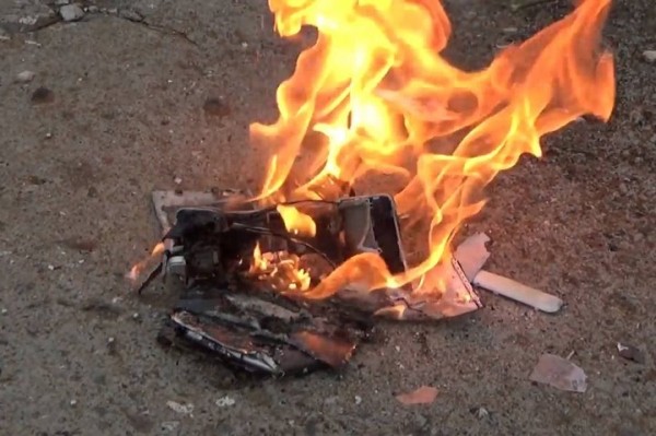 Мобильник в рюкзаке стал причиной пожара. Случай в Беларуси