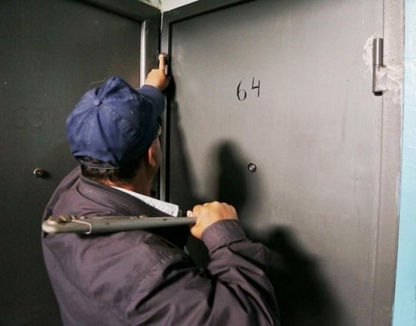 Работники ЖКХ могут вскрыть дверь в квартиру, чтобы устранить аварию. Рассказываем, как это будет происходить Работники ЖКХ могут вскрыть дверь в квартиру, чтобы устранить аварию. Рассказываем, как это будет происходить