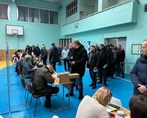 В Бресте военнообязанные прибывают на пункты сбора для сверки данных В Бресте военнообязанные прибывают на пункты сбора для сверки данных