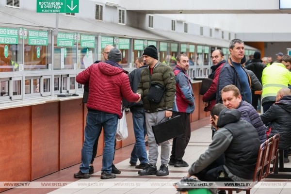 «Мы в очереди не стоим, мы в ней живем». Дальнобойщики о ситуации в пункте пропуска под Брестом