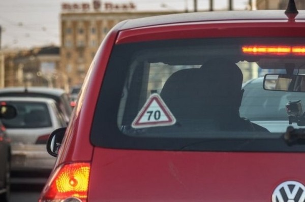 В каком случае могут оштрафовать за наклейку со знаком «70» на авто? В каком случае могут оштрафовать за наклейку со знаком «70» на авто?