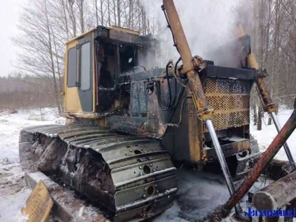Бульдозер сгорел в поле под Ляховичами