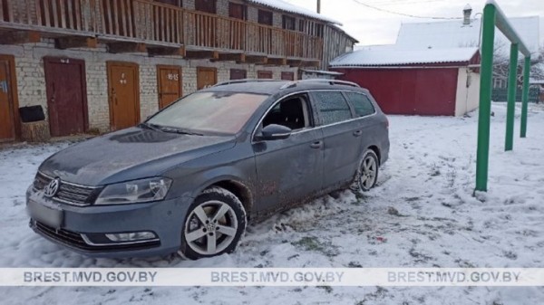 Разбито стекло, в салоне беспорядок и видны следы крови, поблизости лежит камень. Случай в Брестской области