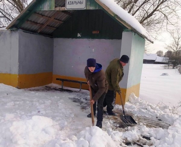 В Пинском районе люди пришли на помощь дорожникам расчищать снег на остановках В Пинском районе люди пришли на помощь дорожникам расчищать снег на остановках