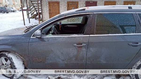 Разбито стекло, в салоне беспорядок и видны следы крови, поблизости лежит камень. Случай в Брестской области