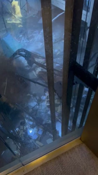 В Германии лопнул гигантский аквариум. Погибло 1,5 тысячи рыб