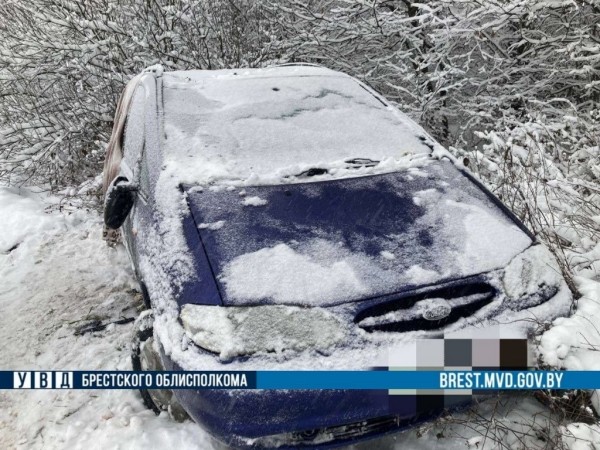 Недалеко от Бреста машина вылетела в кювет