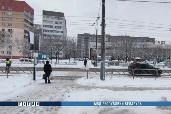 Момент наезда на двух пешеходов попал на видео Момент наезда на двух пешеходов попал на видео