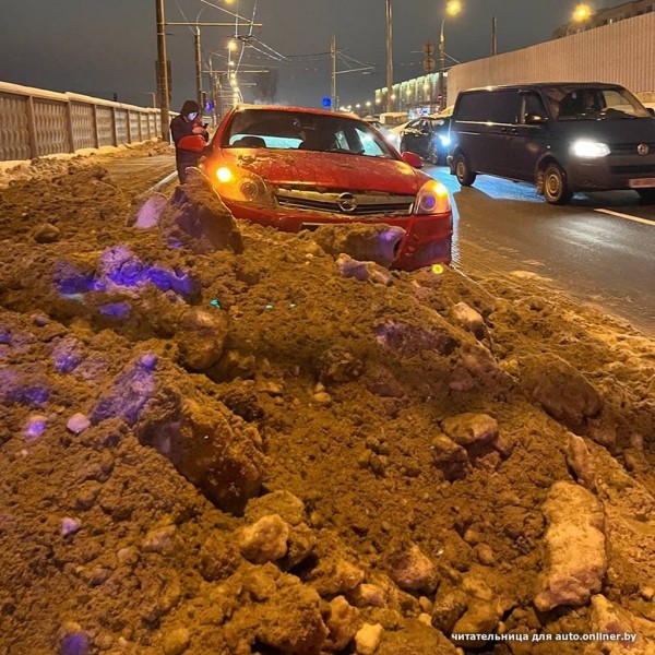 «Машина вообще не тормозила»: девушка врезалась в снежный вал и теперь винит дорожников. Комментарий ГАИ «Машина вообще не тормозила»: девушка врезалась в снежный вал и теперь винит дорожников. Комментарий ГАИ