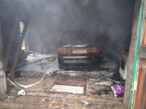 В Каменецком районе горел автомобиль в гараже