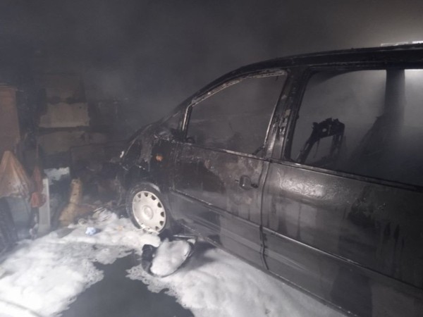 В Каменецком районе горел автомобиль в гараже