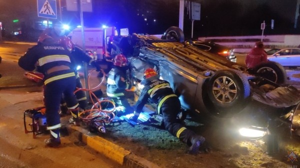 Столкновение авто в новогоднюю ночь в Гомеле: пассажирку деблокировали сотрудники МЧС Столкновение авто в новогоднюю ночь в Гомеле: пассажирку деблокировали сотрудники МЧС