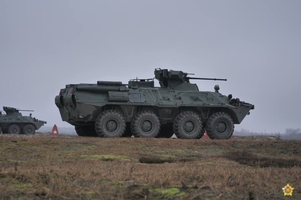 На полигоне Брестский военнослужащие десантно-штурмового батальона проводят проверку боя вооружения БТР-82А