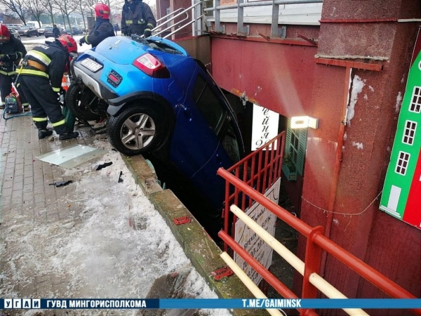 Как это вышло? Водитель застрял в подвале минской кофейни Как это вышло? Водитель застрял в подвале минской кофейни