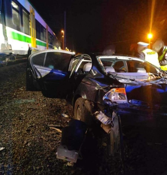 В Польше белорус на BMW угодил на рельсы прямо под идущий поезд В Польше белорус на BMW угодил на рельсы прямо под идущий поезд