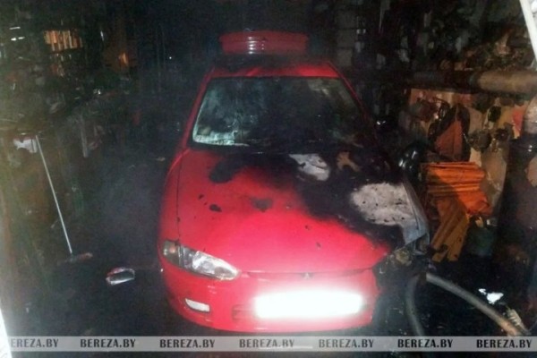 В Березе горел гараж, поврежден автомобиль В Березе горел гараж, поврежден автомобиль
