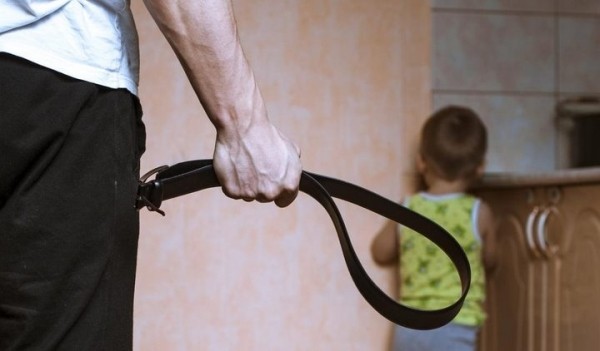 В Беларуси родители довольно жестоко воспитывали своих приемных детей. Какое наказание они за это получили