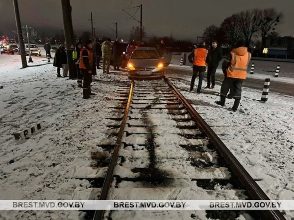 Авто застряло на рельсах в Барановичах, а навстречу двигался поезд: чем все закончилось