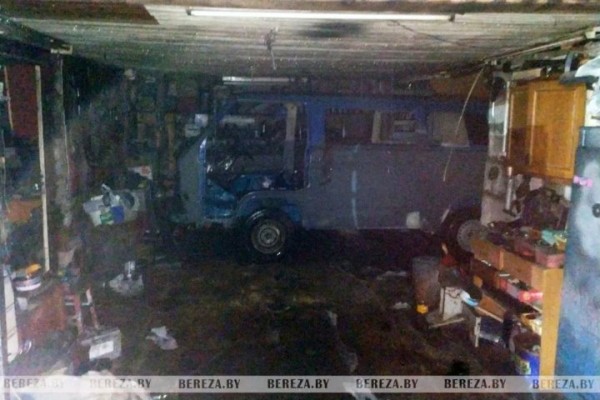 В Березе горел гараж, поврежден автомобиль В Березе горел гараж, поврежден автомобиль