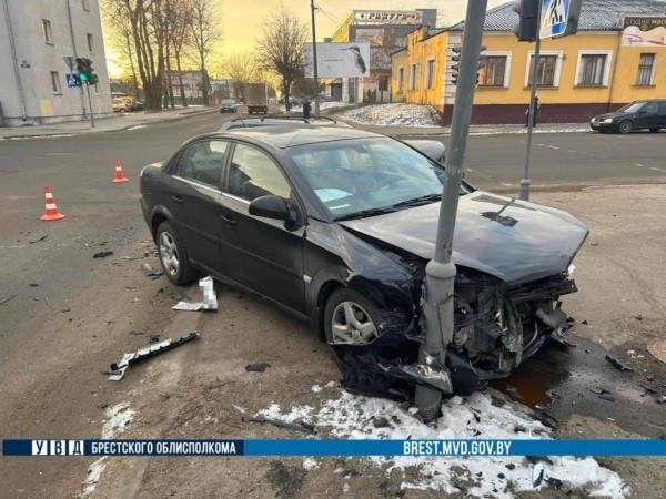 Две легковушки столкнулись на оживленном перекрестке в Барановичах, одна из них влетела в опору светофорного объекта Две легковушки столкнулись на оживленном перекрестке в Барановичах, одна из них влетела в опору светофорного объекта