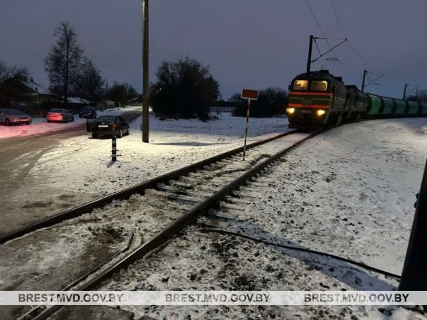 Авто застряло на рельсах в Барановичах, а навстречу двигался поезд: чем все закончилось