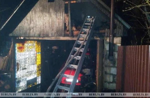В Березе горел гараж, поврежден автомобиль В Березе горел гараж, поврежден автомобиль