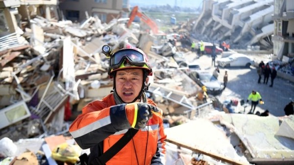 Спасатели в Турции нашли под завалами дома $2 млн Спасатели в Турции нашли под завалами дома $2 млн