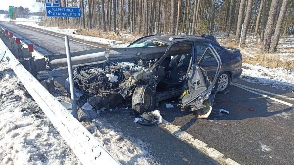Жуть. В Беларуси водитель врезался в дорожное ограждение, которое пробило авто насквозь Жуть. В Беларуси водитель врезался в дорожное ограждение, которое пробило авто насквозь