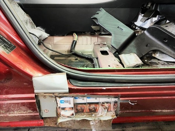 Эта Mazda стала «сейфом» для сигарет. Белорус смог проехать на ней в Литву, а потом попался на мелочи Эта Mazda стала «сейфом» для сигарет. Белорус смог проехать на ней в Литву, а потом попался на мелочи