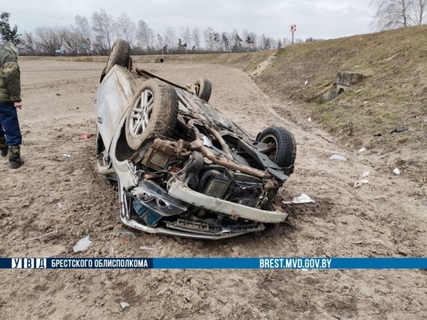 В Каменецком районе перевернулся автомобиль В Каменецком районе перевернулся автомобиль