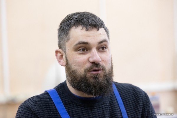 Жена чертит, муж сверлит, теща забивает гвозди. Белорусы взяли в долг $600 и открыли очень необычный бизнес Жена чертит, муж сверлит, теща забивает гвозди. Белорусы взяли в долг $600 и открыли очень необычный бизнес