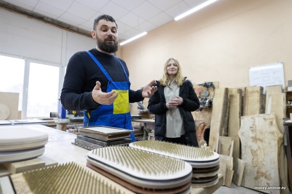 Жена чертит, муж сверлит, теща забивает гвозди. Белорусы взяли в долг $600 и открыли очень необычный бизнес Жена чертит, муж сверлит, теща забивает гвозди. Белорусы взяли в долг $600 и открыли очень необычный бизнес