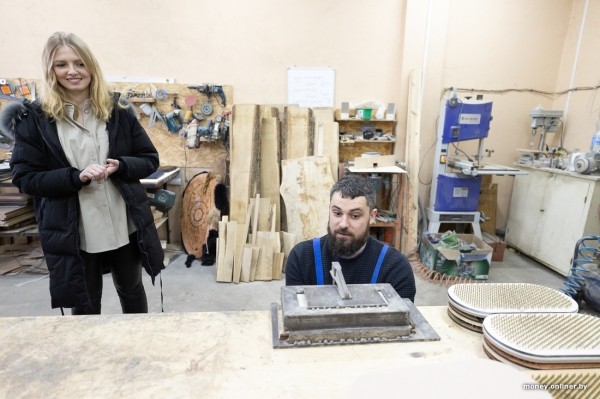 Жена чертит, муж сверлит, теща забивает гвозди. Белорусы взяли в долг $600 и открыли очень необычный бизнес Жена чертит, муж сверлит, теща забивает гвозди. Белорусы взяли в долг $600 и открыли очень необычный бизнес