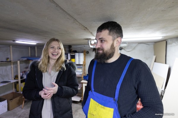 Жена чертит, муж сверлит, теща забивает гвозди. Белорусы взяли в долг $600 и открыли очень необычный бизнес Жена чертит, муж сверлит, теща забивает гвозди. Белорусы взяли в долг $600 и открыли очень необычный бизнес