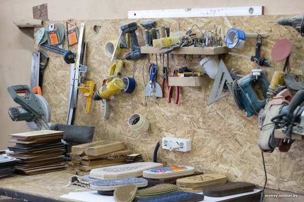 Жена чертит, муж сверлит, теща забивает гвозди. Белорусы взяли в долг $600 и открыли очень необычный бизнес Жена чертит, муж сверлит, теща забивает гвозди. Белорусы взяли в долг $600 и открыли очень необычный бизнес
