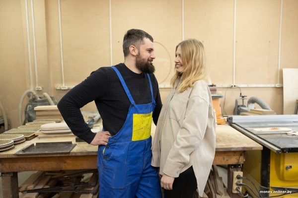 Жена чертит, муж сверлит, теща забивает гвозди. Белорусы взяли в долг $600 и открыли очень необычный бизнес Жена чертит, муж сверлит, теща забивает гвозди. Белорусы взяли в долг $600 и открыли очень необычный бизнес