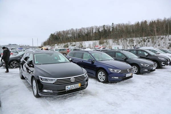 Цены сегодня и год назад. Сравнили прайсы популярных VW Passat, Citroen C4 Picasso и Renault Megane
