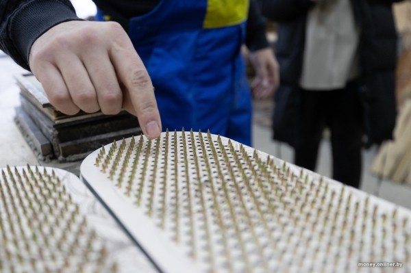 Жена чертит, муж сверлит, теща забивает гвозди. Белорусы взяли в долг $600 и открыли очень необычный бизнес Жена чертит, муж сверлит, теща забивает гвозди. Белорусы взяли в долг $600 и открыли очень необычный бизнес