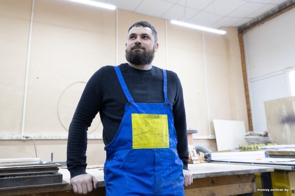 Жена чертит, муж сверлит, теща забивает гвозди. Белорусы взяли в долг $600 и открыли очень необычный бизнес Жена чертит, муж сверлит, теща забивает гвозди. Белорусы взяли в долг $600 и открыли очень необычный бизнес