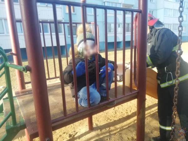 В Беларуси нога ребенка застряла в перилах горки – спасатели оказывали помощь