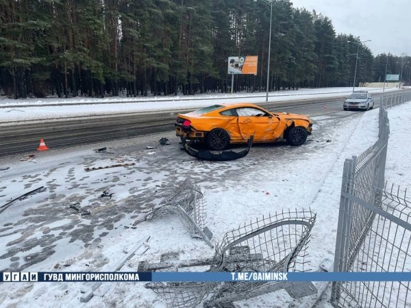 Каршеринговый Ford Mustang разбили в Минске Каршеринговый Ford Mustang разбили в Минске