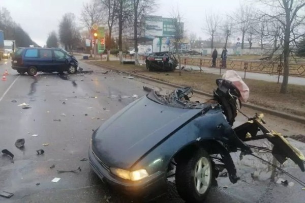 Жуткая авария в Молодечно: машину разорвало на две части Жуткая авария в Молодечно: машину разорвало на две части