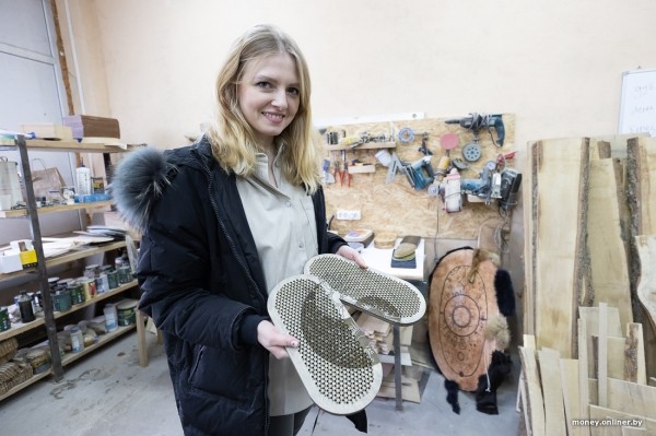 Жена чертит, муж сверлит, теща забивает гвозди. Белорусы взяли в долг $600 и открыли очень необычный бизнес Жена чертит, муж сверлит, теща забивает гвозди. Белорусы взяли в долг $600 и открыли очень необычный бизнес