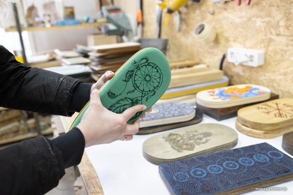 Жена чертит, муж сверлит, теща забивает гвозди. Белорусы взяли в долг $600 и открыли очень необычный бизнес Жена чертит, муж сверлит, теща забивает гвозди. Белорусы взяли в долг $600 и открыли очень необычный бизнес