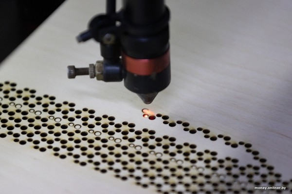 Жена чертит, муж сверлит, теща забивает гвозди. Белорусы взяли в долг $600 и открыли очень необычный бизнес Жена чертит, муж сверлит, теща забивает гвозди. Белорусы взяли в долг $600 и открыли очень необычный бизнес